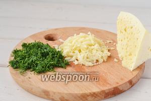 Пока жарятся арепы, приготовить начинку: сыр натереть на крупной тёрке, зелень мелко порезать.