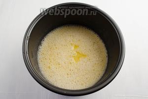 Влить растительное масло (2 ст. л.). Добавить соль по вкусу (2 щепотки).