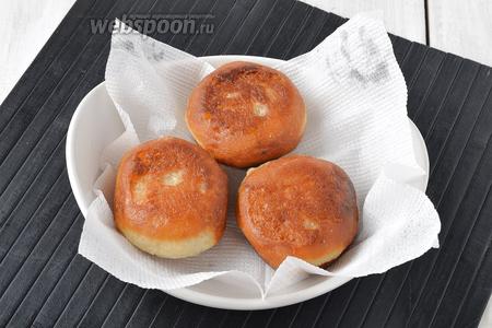 Вынуть пончики и выложить их на бумажные салфетки для того, чтобы они вобрали в себя лишний жир.