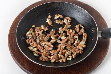 Орехи 100 грамм слегка обжарить на сухой горячей сковороде.
