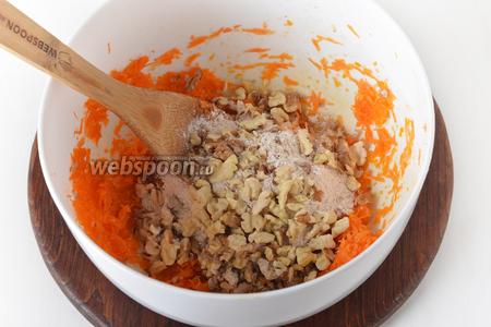 Соединить морковную массу, мучную массу и крупно нарезанные орехи. Перемешать.