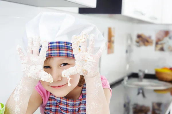 Маленькая девочка, приготовление пищи на кухне Лицензионные Стоковые Фото