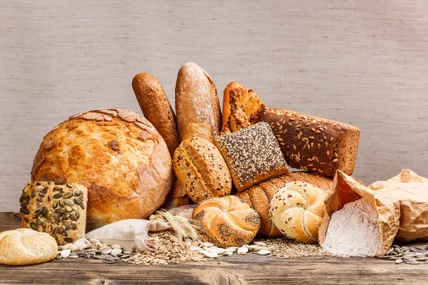 Различные виды свежего хлеба — стоковое фото