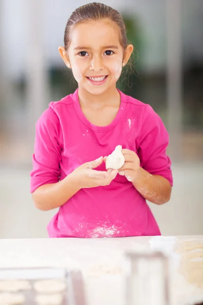 Милая маленькая девочка, играя с хлеб тесто в кухне Лицензионные Стоковые Изображения