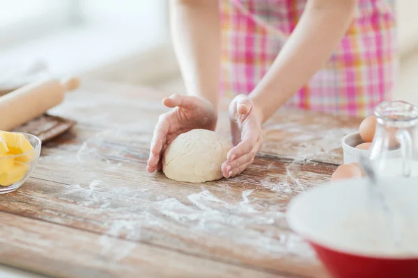 Крупным планом женские руки, замешивать тесто на дому — стоковое фото