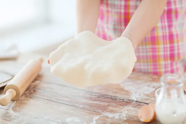 Крупным планом женские руки, проведение теста для хлеба — стоковое фото