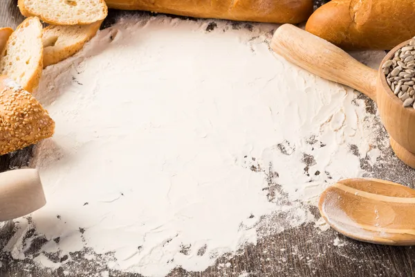 Муку и белый хлеб — стоковое фото
