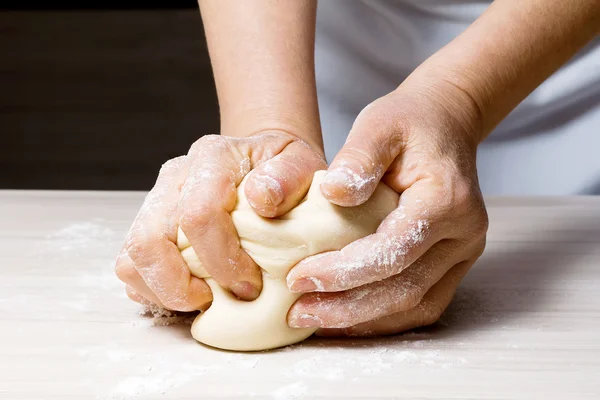 Руки, месящие тесто — стоковое фото
