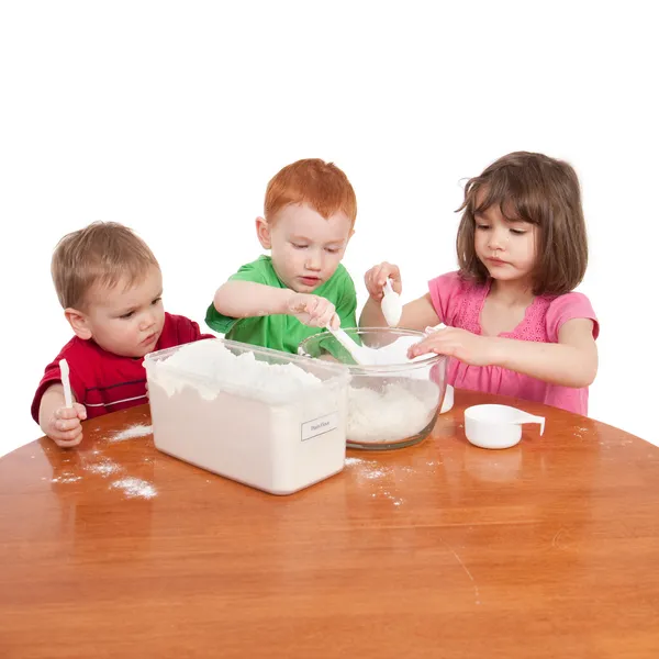 Дети измерения и смешивания муки в миску кухня Стоковое Фото