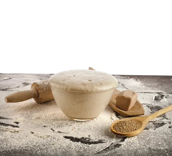 Рост дрожжевое тесто в миску — стоковое фото