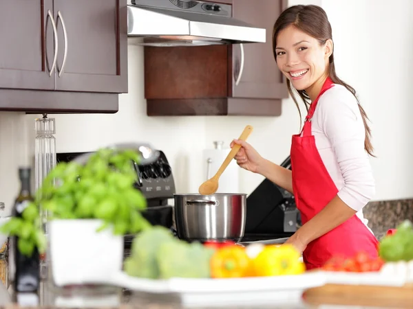 Приготовление женщина на кухне Стоковая Картинка