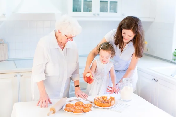 Прабабушка выпечки яблочный пирог со своей семьей Стоковое Изображение