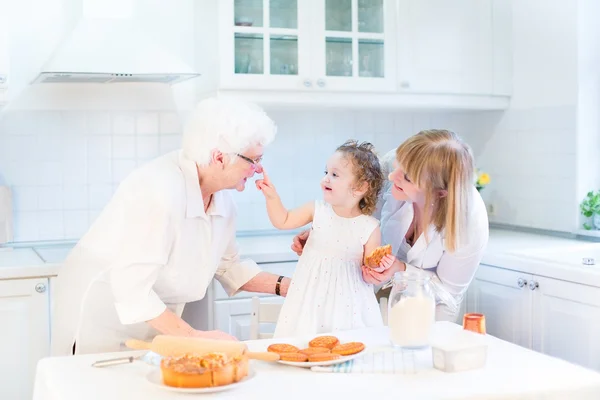 Малыш девушки весело выпечки яблочный пирог с ее бабушки Лицензионные Стоковые Изображения