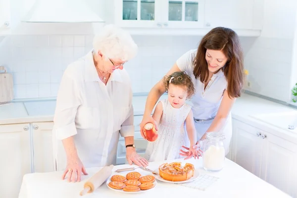 Прабабушка выпечки яблочный пирог со своей семьей Лицензионные Стоковые Изображения