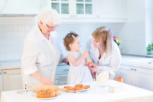 Малыш девушки выпечки яблочный пирог с ее бабушки Стоковое Фото