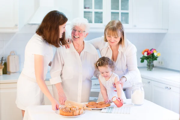 Бабушка выпечки яблочный пирог со своей семьей Лицензионные Стоковые Изображения
