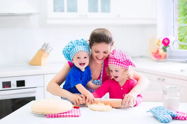 Матери и дети, выпечка пирог Стоковое Изображение
