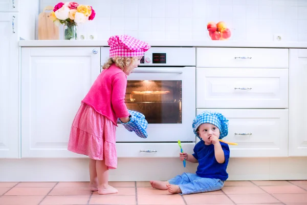 Дети выпечка пирог Стоковое Изображение