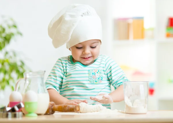 Улыбающаяся девочка ребенка пекаря в шляпе повара Стоковое Фото