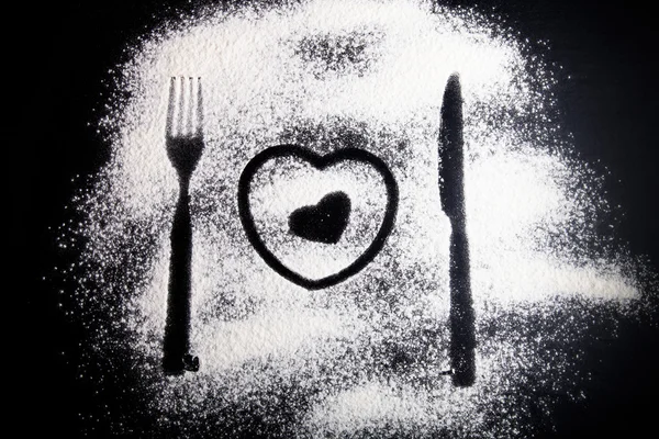 Силуэты, вилка, нож и сердца на муку на черный Ба Стоковое Изображение