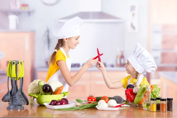 Две девушки весело на кухне Стоковое Изображение