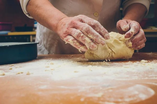 Создание домашнего хлеба. Ретро цвета — стоковое фото