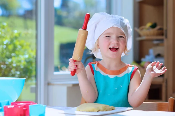 Счастливый малыш девушки, подготовка печенье Стоковое Изображение