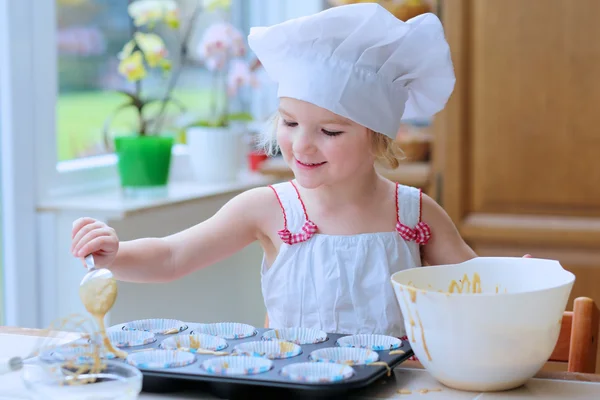 Милая маленькая девочка, выпечки тесто на кухне Стоковое Изображение