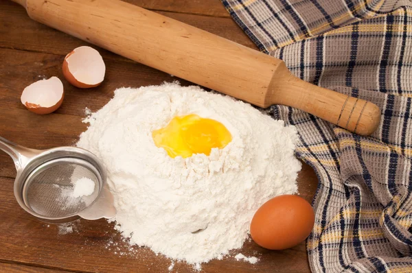 Выпечки ингредиенты: яйца и муку, сита и скалкой на Ву Стоковое Изображение