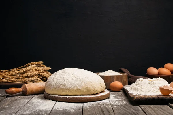 Свежие дрожжи тесто для выпечки пиццы или хлеб — стоковое фото
