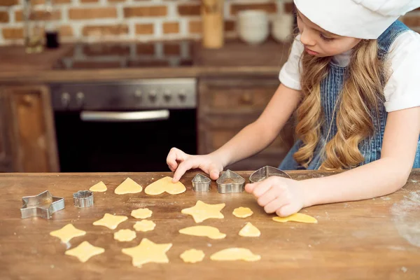 Девушка делает форму печенья Стоковая Картинка