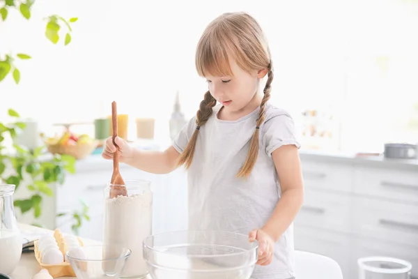 Маленькая девочка в кухне, делая тесто Лицензионные Стоковые Изображения