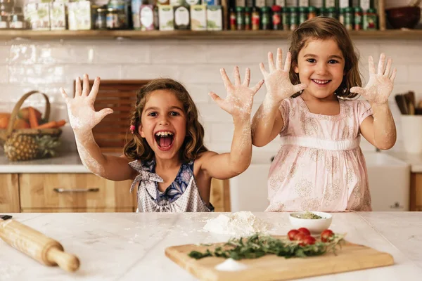 Маленькие сестры девушка готовит выпечки печенье Стоковое Изображение