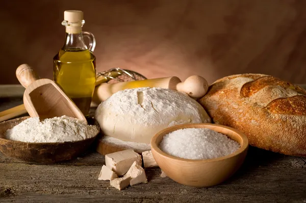 Ингредиенты для домашний хлеб и тесто — стоковое фото
