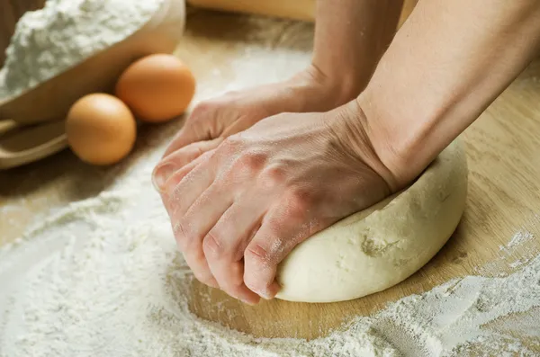 Месить тесто — стоковое фото