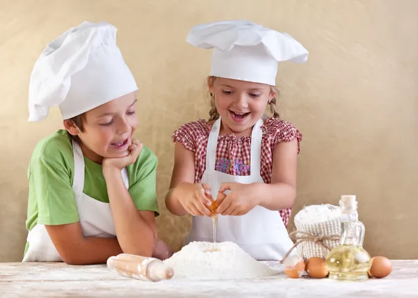 Дети, готовит тесто для печенья, пиццы или макароны Стоковое Изображение