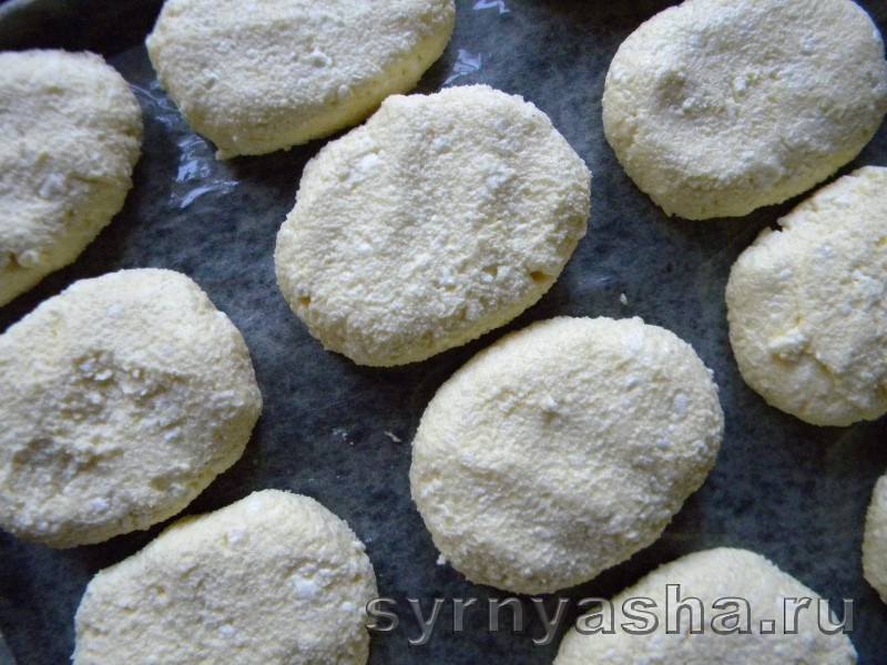 Печеные сырники с клубныкой без муки в духовке: фото 6