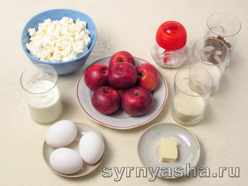 Творожная запеканка с яблоками в духовке с манкой и изюмом: фото 1