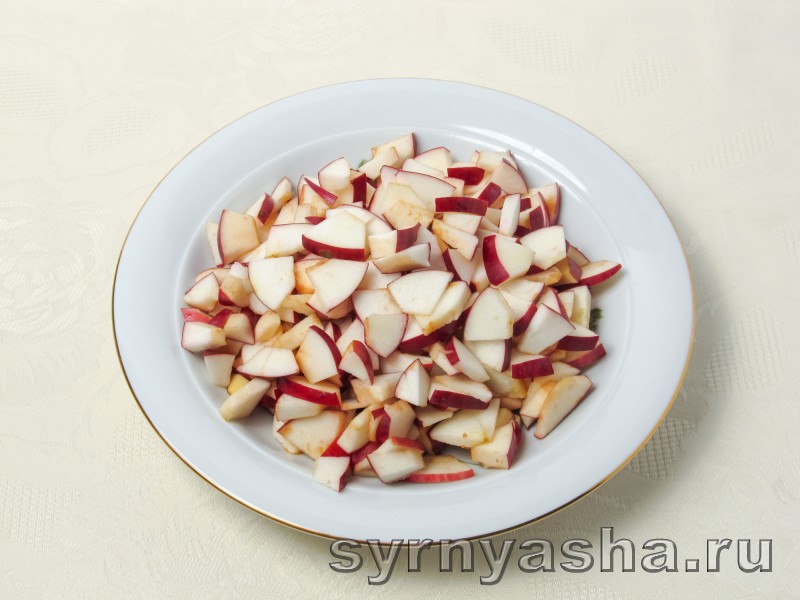 Творожная запеканка с яблоками в духовке с манкой и изюмом: фото 4