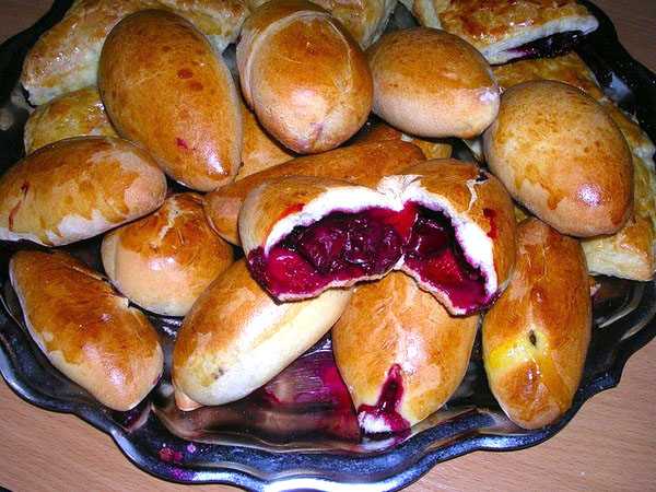 Пирожки с вишнями в духовке рецепт с фото на сухих дрожжах