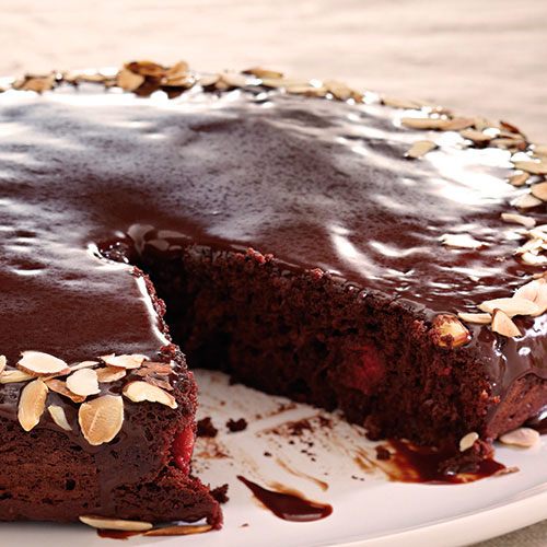 Шоколадно-миндальный пирог с вишней