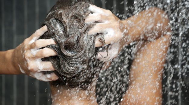 Мытье волос под душем
