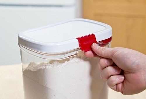 Для хранение подойдут пластиковые или стеклянные контейнеры с плотно закрывающейся крышкой