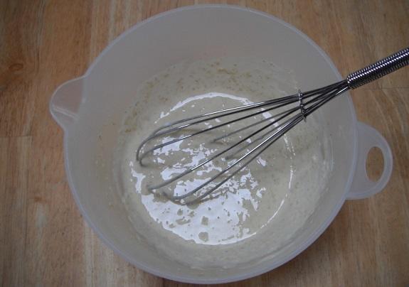 Тщательно взбиваем тесто, не добавляя сахар и соль
