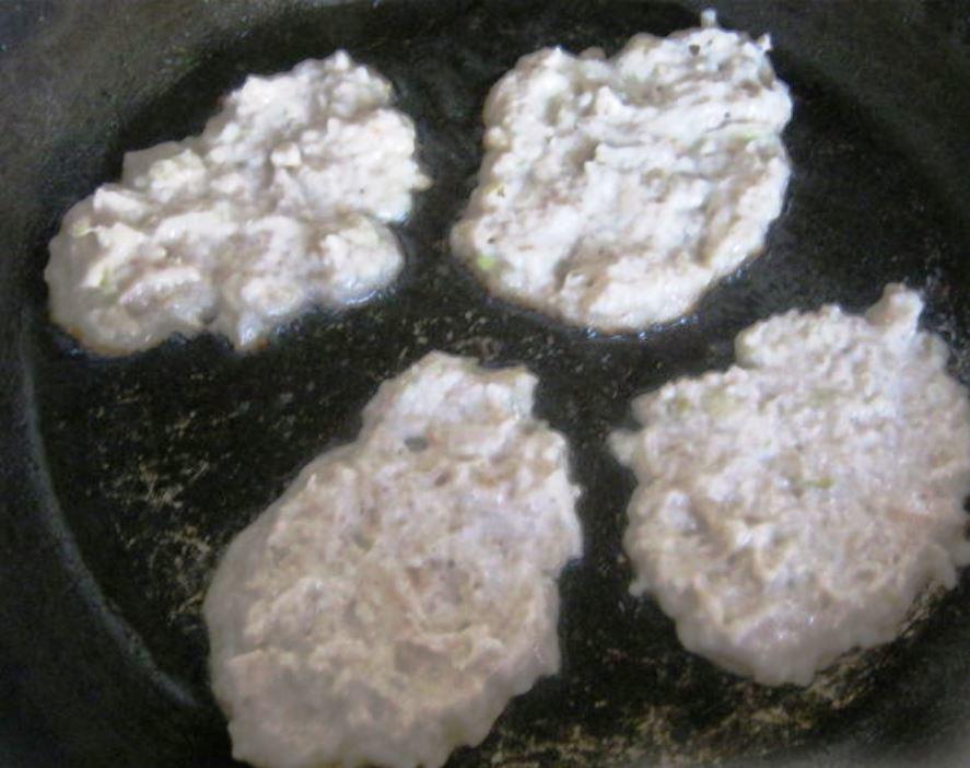 Разогреваем сковороду и аккуратно выкладываем оладьи на поверхность 