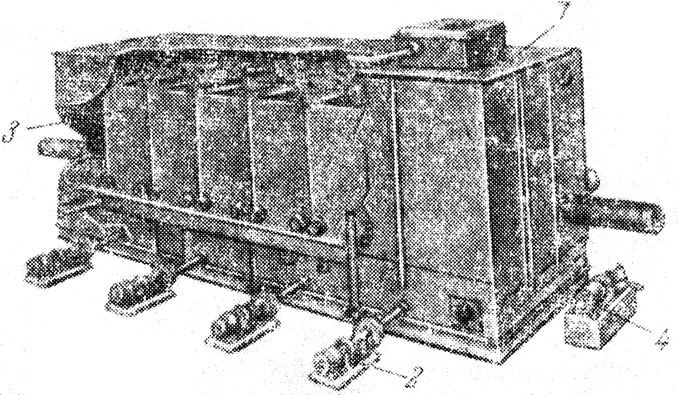 Рис. 81. Экстрактор системы 'Андерсон компани' с ковшами-вагонетками: 1 - газонепроницаемый кожух; 2 - рельсовые пути; 3 - вагонетки, заполненные мукой; 4 - устройство для передачи вагонеток с одной колеи на другую