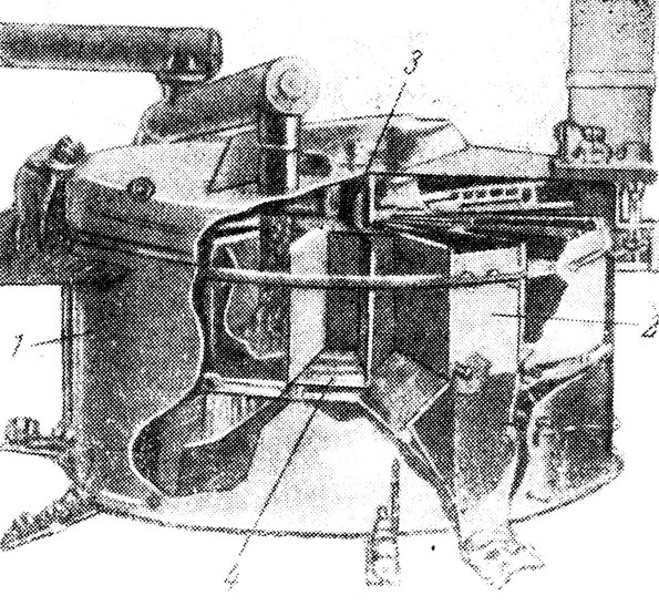 Рис. 82. Роторный экстрактор системы 'Блау Нокс': 1 - кожух; 2 - секторная ячейка для загрузки муки; 3 - ротор; 4 - сетчатое дно