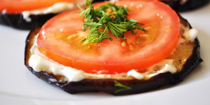 Жареный кружочек баклажана с чесночным соусом и помидором 