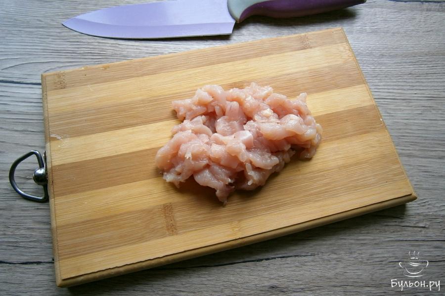 Филе курицы порезать маленькими кусочками или прокрутить через мясорубку, измельчить в блендере.