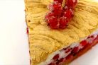 Пирог с безе и красной смородиной